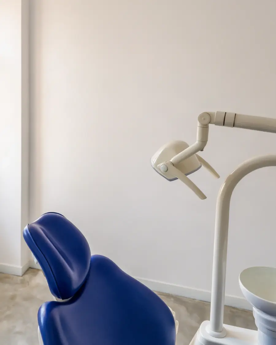 apoio de cabeça azul e braço do equipamento dentário, luz natural (imagem ilustrativa)